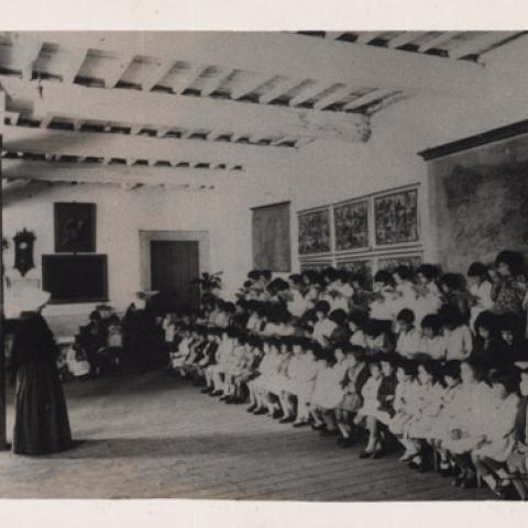 [S.d. (Ca. 1940), A Coruña. Rúa Cancela]. Niñas y monja en la escuela femenina San Antonio (Escuelas Populares Gratuitas. A Coruña). A Coruña). ARG. DPEduc. Sign. 4216.