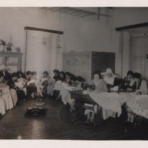[S.d. (Ca. 1940), A Coruña. Rúa Cancela]. Clase de costura/bordado en la escuela femenina San Antonio (Escuelas Populares Gratuitas. A Coruña). ARG. DPEduc. Sign.4216