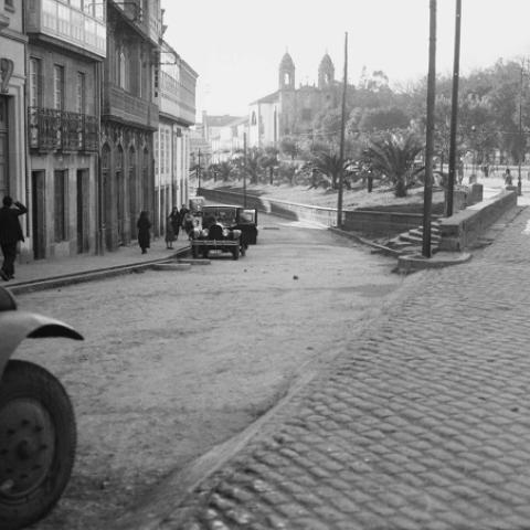 Ca. 1935-1945. Santiago de Compostela: calles de A Senra y Carreira do Conde. Al fondo iglesia del Pilar. Coche C-2418. ARG. Col.fot. 5112.