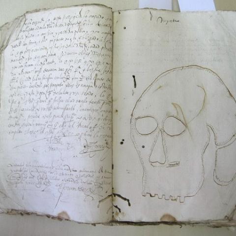 Dibujo en un pleito del fondo de la Real Audiencia de Galicia: la caperuza de un verdugo? En 1564, outubro, 20/1565, xuño, 2. A Coruña . Preito entre Gaspar Gato, escribán da cidade de Ourense, con Gonzalo Enríquez, mercader, sobre débedas. RAG 681/25.