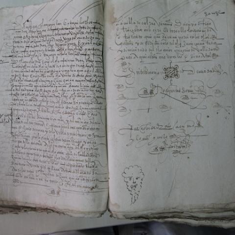 Dibujo de una cara barbada. En - 1541/1582. Preito entre Juan Domínguez, escribán de número da xurisdición de San Tomé, con Francisco de Carbulla, sobre posesión da dita escribanía, á que acudíu o arcebispo de Santiago e outros. Sig. RAG. 729/56