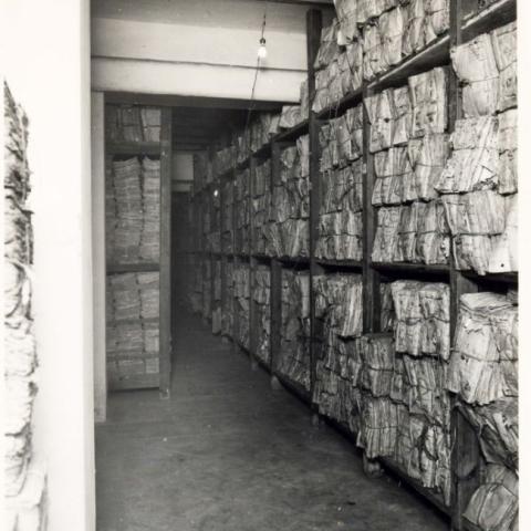 Estanterías del Archivo del Reino de Galicia cuando estaba instalado en el edificio de la Audiencia Territorial de A Coruña, actual Tribunal Superior de Xustiza de Galicia (1936-1956).