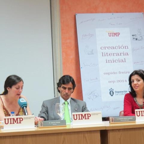 La escritora, el director de la UIMP en Galicia y la secretaria del taller durante la presentación.