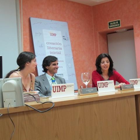 La escritora, el director de la UIMP en Galicia y la secretaria del taller durante la presentación.