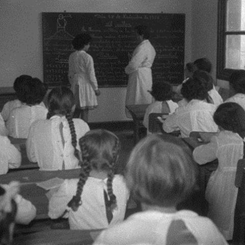 Lugo. Niñas en la escuela. J.L. Vega, 1956. Sign. 3199.5