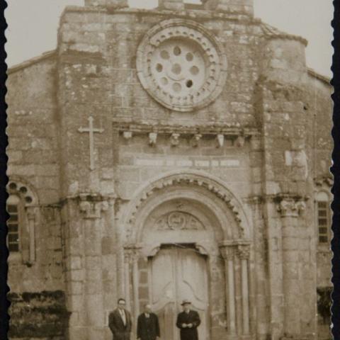 Arquivo do Reino de Galicia. Ángel del Castillo. Ángel del Castillo e outras dúas persoas diante da igrexa de Santa María de Cambre. 1956?. Sign: 16.702/6-1.