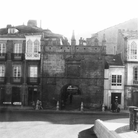 Arquivo do Reino de Galicia. Colección fotográfica. Viveiro: Porta de Carlos I. 198?. Sign.: 250p