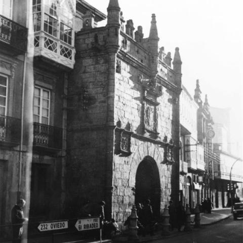 Arquivo do Reino de Galicia. Colección fotográfica. Viveiro: Porta de Carlos I. 198?. Sign.: 251p