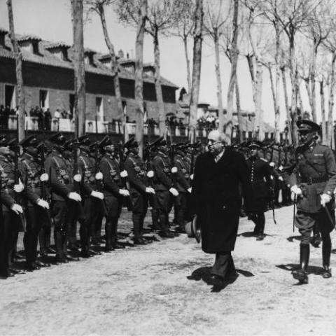 Arquivo do Reino de Galicia. Ricardo Palmás. Madrid: Primeiro aniversario da República. Azaña reivisando tropas durante o desfile militar / Keystone View Company. 1932-04-13. Sign.: 968p