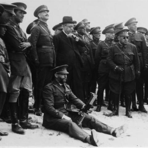 Arquivo do Reino de Galicia. Ricardo Palmás. Madrid: Manobras militares no campamento de Carabanchel con asistencia do ministro da Guerra, señor Azaña / Underwood & Underwood. 1931. Sign. 975p