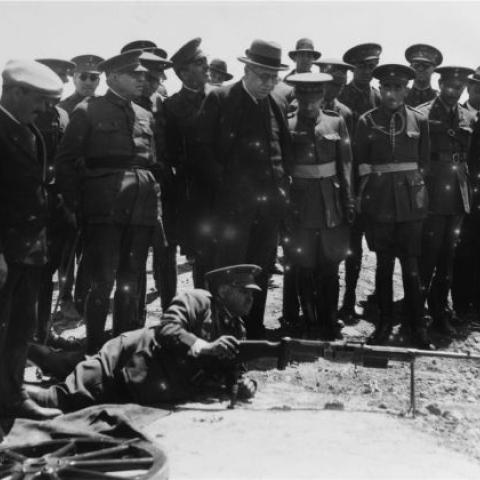 Arquivo do Reino de Galicia. Ricardo Palmás. Madrid: Manobras militares no campamento de Carabanchel con asistencia do ministro da Guerra, señor Azaña Keystone View Company. 1931. Sign. 976p