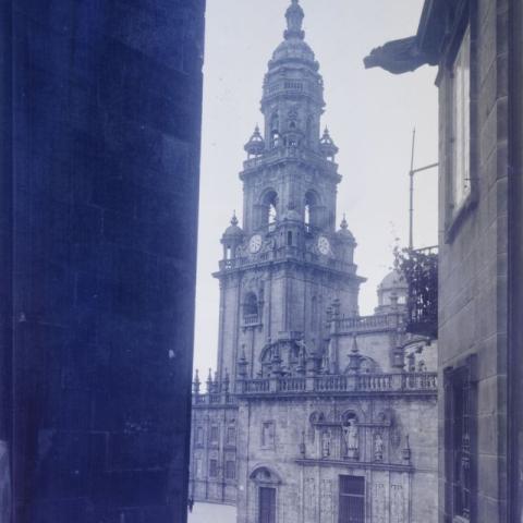Arquivo do Reino de Galicia. Colección fotográfica. Santiago de Compostela: torre do Reloxo e porta Santa. En primeiro termo, á dereita, casa da Parra. Ca. 1920-1930. Sign.: 2580