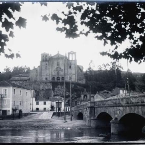 Arquivo do Reino de Galicia Colección fotográfica. Padrón: vista parcial. Ponte, convento e fonte do Carme. Ca. 1935-1945. Sign.: 3028