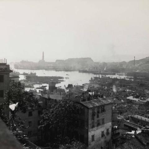 Arquivo do Reino de Galicia. Colección fotográfica. [Xénova: vista panorámica. Ao fondo o porto e o faro]. [Ca. 1930-1940]. Sign.: 4.333
