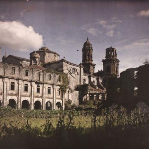 Arquivo do Reino de Galicia. Colección fotográfica. [Sobrado: mosteiro de Santa María. Vista lateral]. [Ca. 1910-1920]. 1 posit. fot. : vidro, cor ; 18 x 24 cm. Sign. 5.622