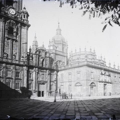 Arquivo do Reino de Galicia. Colección fotográfica. Santiago de Compostela : Catedral, Porta Santa, Praza da Quintana]. Ca. 1901-1910. Sign. 2.562