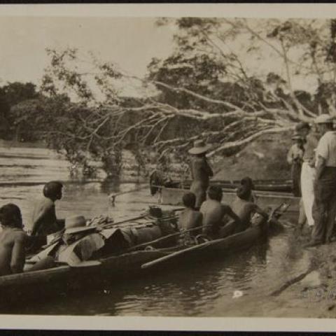 Arquivo do Reino de Galicia. Francisco Iglesias Brage. Indios Tucanos transportando víveres, material, etc. da Comisión Rice / Foto Lira. [193?]. Positivo : papel, br. e n. ; 8,8 x 13,5 cm