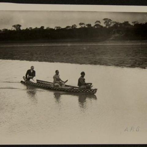 Arquivo do Reino de Galicia. Francisco Iglesias Brage. [Leticia: Iglesias Brage navegando con dúas persoas máis na súa canoa "Yara"]. [Ca. 1933-1934]. Positivo: papel, br. e n. ; 8,7 x 12, 5 cm. Sign. IB 491