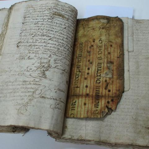 Arquivo do Reino de Galicia. Real Audiencia de Galicia. Carteira de pergamiño e documentos intervidos a Bernardo Salmonte, acusado de falsificación, no momento da súa detención. 1748. Sign. 8.671/22