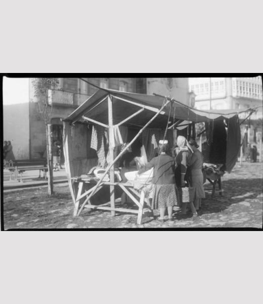 Archivo del Reino de Galicia. Colección fotográfica. Betanzos: puesto de feria en la plaza García Hermanos. Ca. 1935. Sign.: 2627
