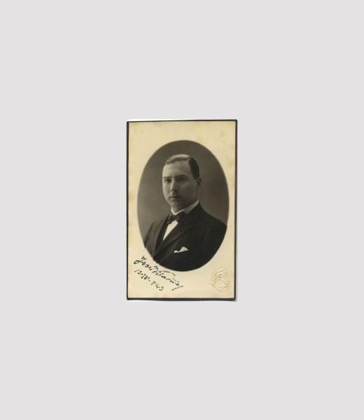 Visitas guiadas á exposición Memorias de familia. O fondo da familia Vilarino Pintos no Arquivo de Galicia