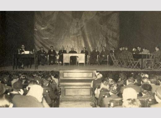 Mesa de la presidencia de la conferencia "El padre Feijoo y sus amigos" pronunciada por Gregorio Marañón en el teatro Losada con motivo de la inauguración del nuevo Ateneo de Ourense.