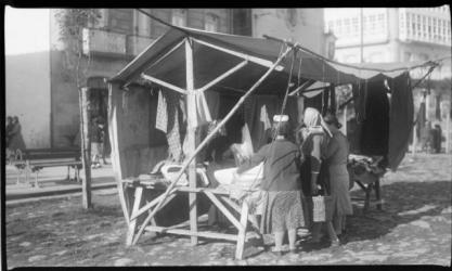 Archivo del Reino de Galicia. Colección fotográfica. Betanzos: puesto de feria en la plaza García Hermanos. Ca. 1935. Sign.: 2627