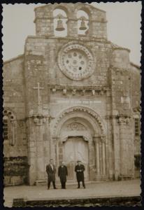 Arquivo do Reino de Galicia. Ángel del Castillo. Tres persoas diante da igrexa de Santa María de Cambre (A Coruña). Ca. 1920. Sign: 16702_6