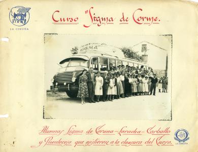 Arquivo do Reino de Galicia. José González Fernández. Alumnas do curso de máquinas de coser SIGMA de diversas localidades que asistiron á clausura do curso en Corme. 1956