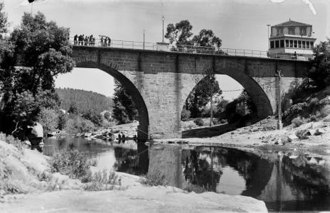 Arquivo do Reino de Galicia. Colección fotográfica. Ribadavia: ponte de San Francisco / Antonio Seoane Díaz, "Tonecho". Ca. 1960. Sign.: 5541.