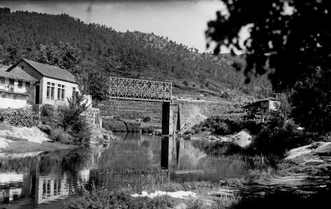 Arquivo do Reino de Galicia. Colección fotográfica. Ribadavia: ponte de ferro / Antonio Seoane Díaz, "Tonecho". Ca. 1960. Sign.: 5550.