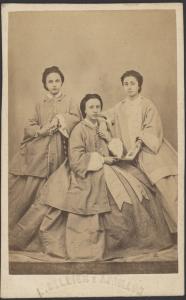 Familia del Moral. Retrato de tres mulleres / L. Sellier y Avrillon. Ca. 1864-1867. Sign. 127.