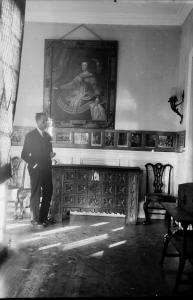 Arquivo do Reino de Galicia. Colección fotográfica. San Sadurniño: interior do Pazo da Marquesa, home diante dun cadro. Ca. 1924. Sign.: 437.