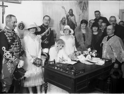 Arquivo do Reino de Galicia. Colección fotográfica. A Coruña: asistentes a unha voda no momento da firma da noiva. [Bufete]. 1922.Sign.: 477.