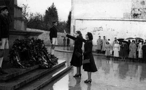 Lugo. Mulleres nun acto de homenaxe ante a cruz do Caídos, [1950]. Sig. SF. 305 (E2b)