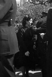 Lugo. Muller condecorada nun acto da Falanxe. J.L. Vega, 1944. Sig. 761.18