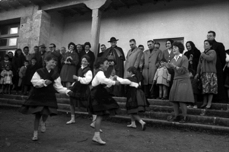 Friol. Nenas da agrupación de danzas tradicionais da Sección Feminina. J.L. Vega, 196?. Sig. 4648-5