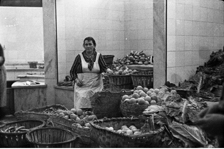 Lugo. Muller en posto de froita na praza de abastos. J.L. Vega, 1943. Sig. 422-3