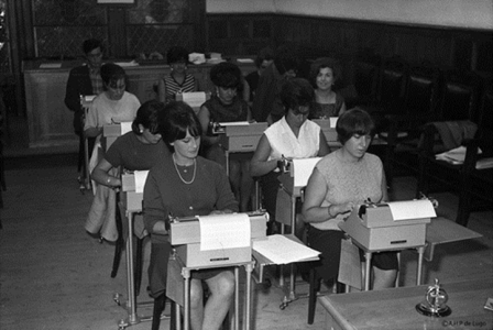 Lugo. Mulleres en clase de mecanografía. J.L. Vega, 1966. Sig. 7083-2
