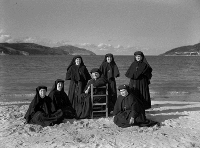 O Vicedo. Monxas na praia de Arealonga. J.José, 1974. Sig. 14.27