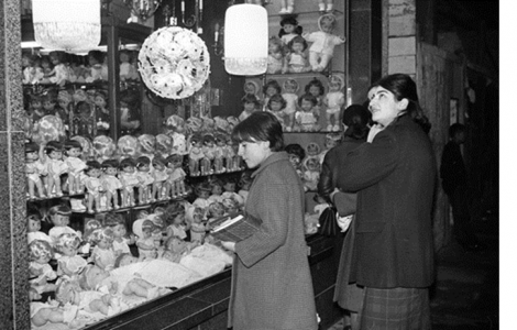 Lugo. Nena mirando un escaparate con bonecas. J.L. Vega, 1967. Sig. 7717-4