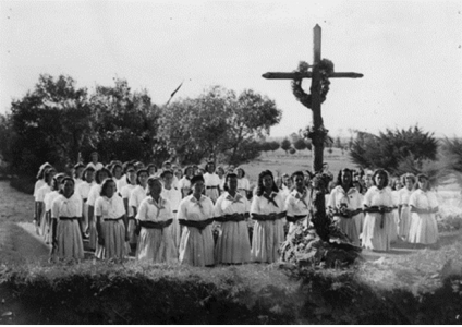 Viveiro. Jesús Lacambra. Mozas axeonlladas ante o altar na OJE. 1942. Sig. SF 305 (1-3)