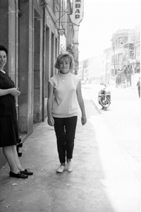 Lugo. Moza con pantalóns. J.L. Vega, 1965. Sig. 6540.21
