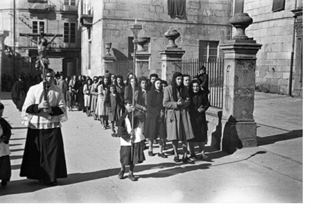 Lugo. Mulleres en procesión pola praza de Santa María. J.L. Vega, 1944. Sig. 607-9
