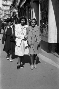 Lugo. Mozas paseando pola rúa da Raíña. J.L. Vega, 1943. Sig. 533.18