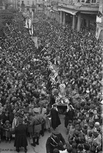 Lugo. As nenas levan á Virxe (Niña María) en procesión pola praza Maior. J.L. Vega, 1956.