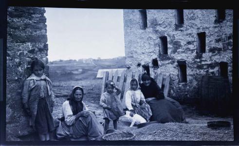 Arquivo do Reino de Galicia. Colección fotográfica. Pol (Lugo). Mulleres e nenos na eira. Ca. 1925-1930. Sign.: 3529.
