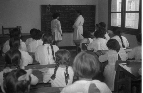 Lugo. Niñas en la escuela. J.L. Vega, 1956. Sign. 3199.5